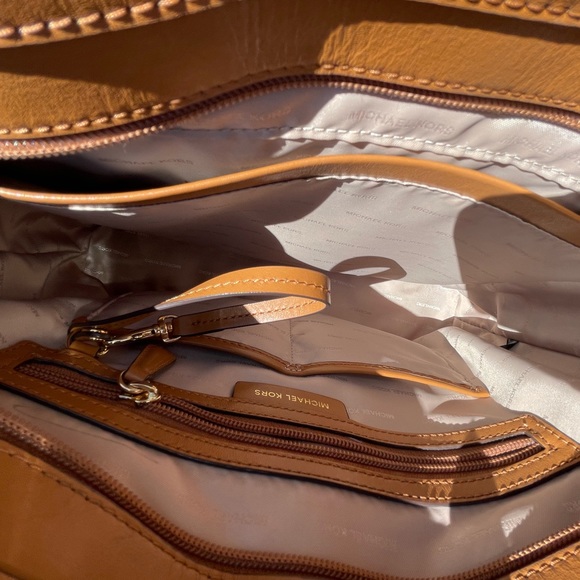 ⛔️SOLD⛔️Michael Kors Tote Bag - Picture 9 of 11